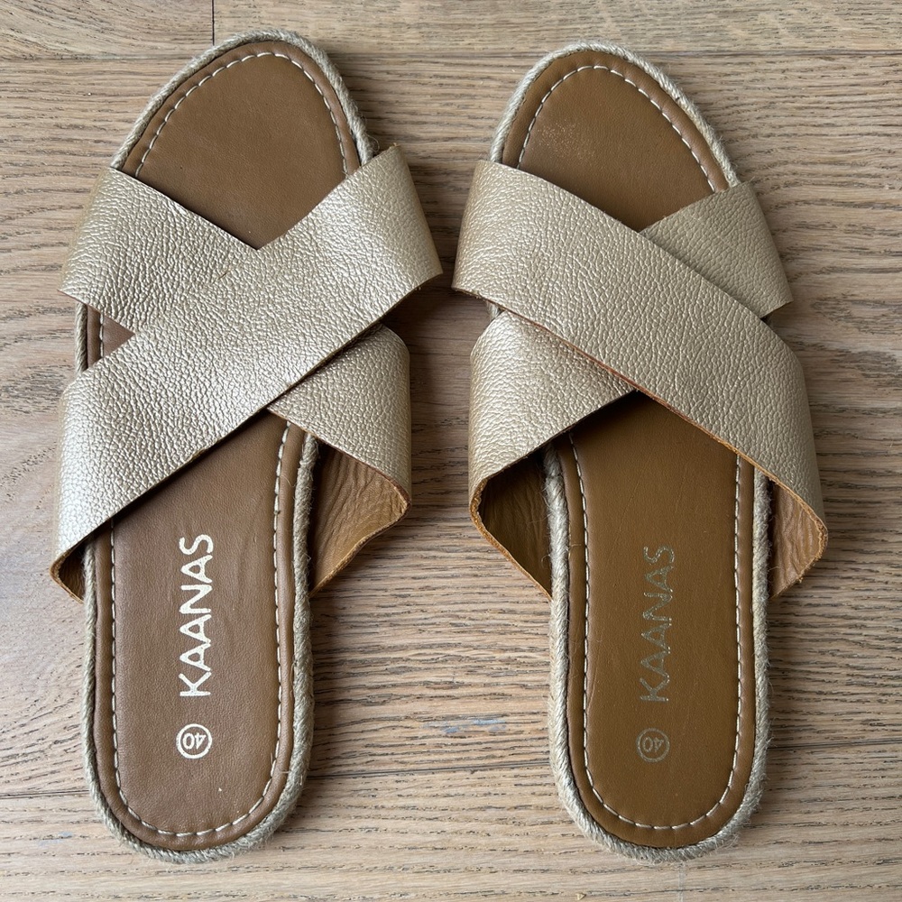 Gold Kaanas sandals size 10